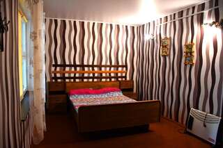 Гостевой дом Beloe Ozero Luninyets Двухместный номер с двуспальной кроватью и дополнительной кроватью-1